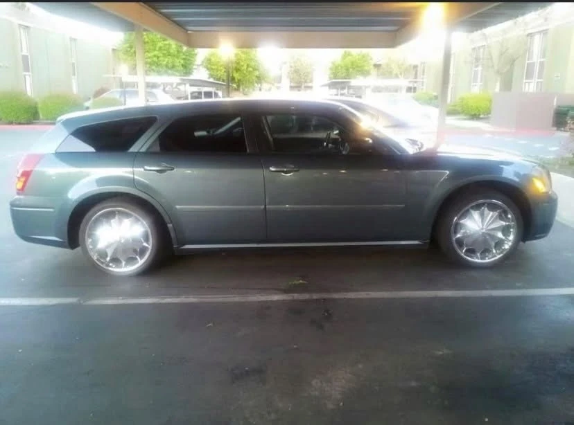 2005 Dodge Magnum 2nd Gen Wagon - Image 2 of 4