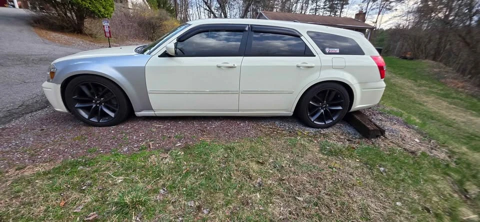 2005 Dodge Magnum 2nd Gen Wagon - Image 2 of 10