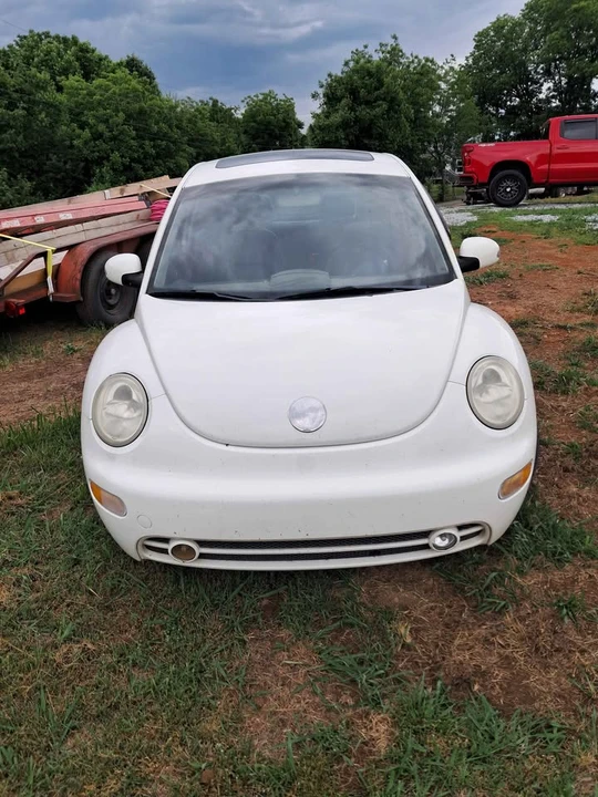 2005 Volkswagen New Beetle - Image 2 of 3