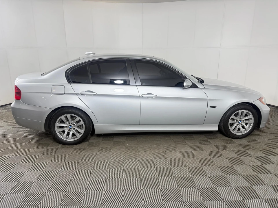 2006 BMW E90 3 Series Sedan - Image 13 of 31