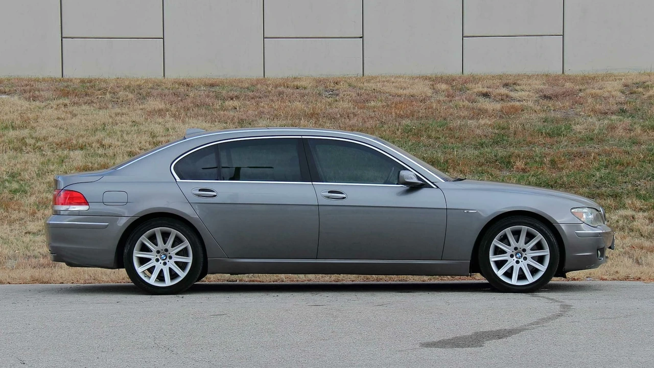 2006 BMW E65/E66 750i & 760i Sedan - Image 2 of 21