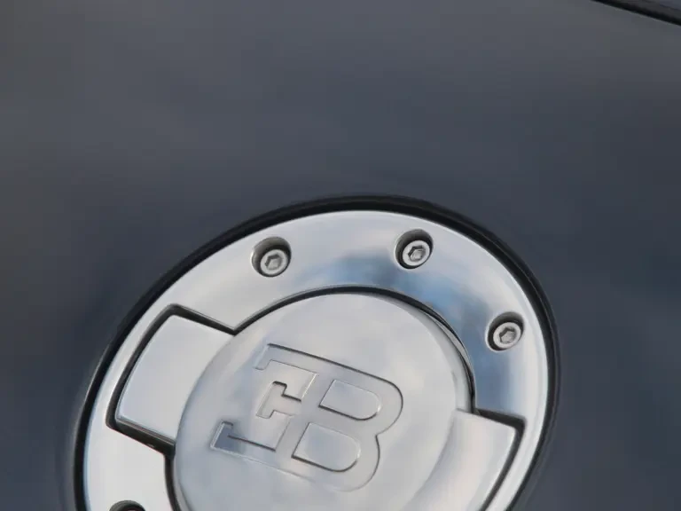 2006 Bugatti Veyron - Image 13 of 20