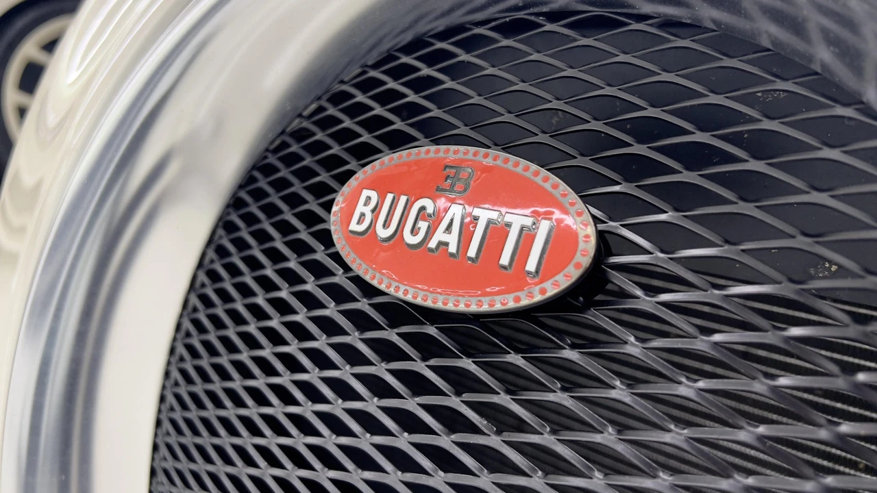 2006 Bugatti Veyron - Image 14 of 31