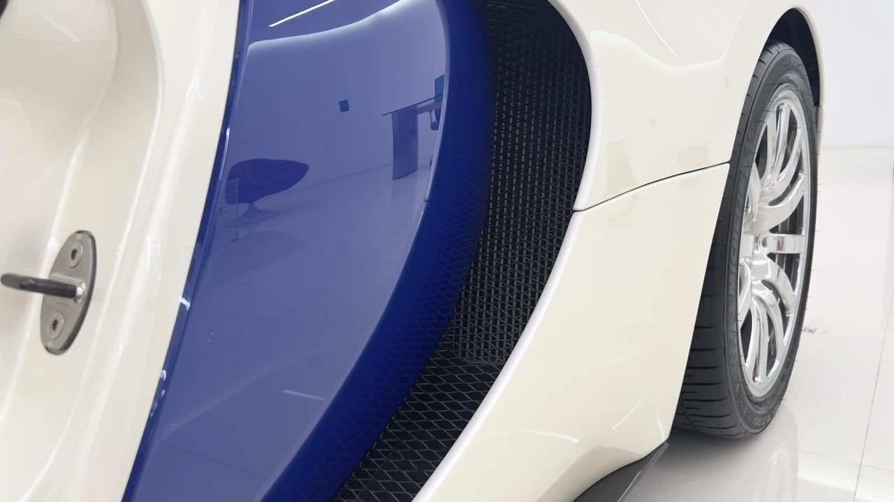 2006 Bugatti Veyron - Image 23 of 31