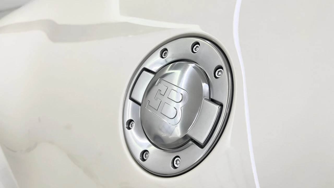 2006 Bugatti Veyron - Image 24 of 31