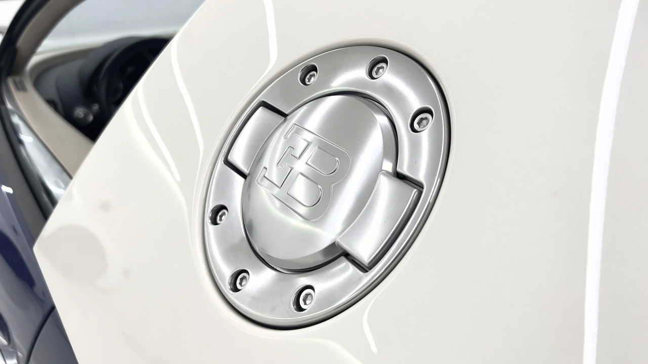 2006 Bugatti Veyron - Image 25 of 31