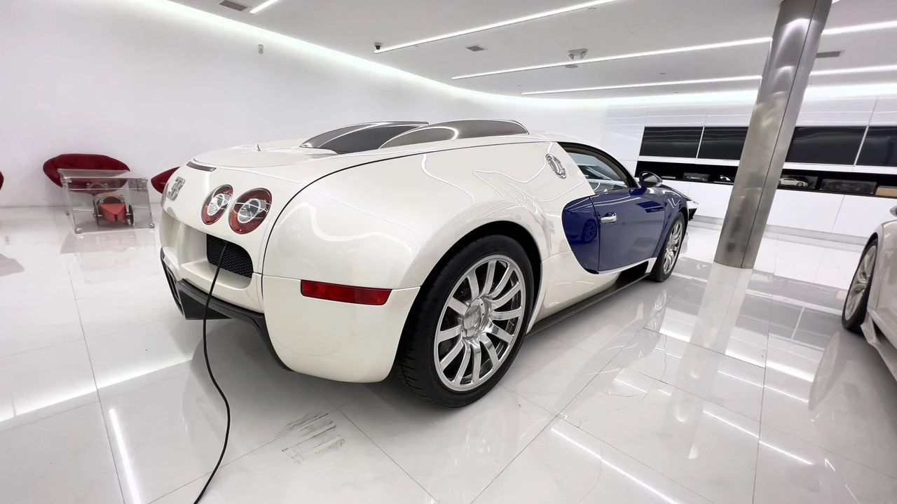 2006 Bugatti Veyron - Image 9 of 31