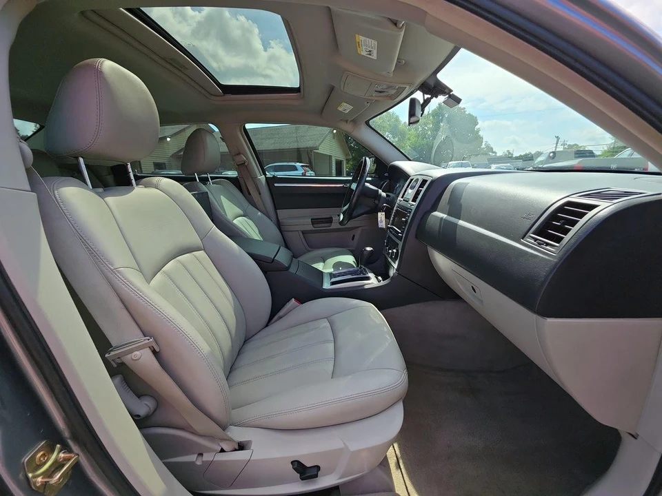 2006 Chrysler 300 (2005-2023) - Image 8 of 21