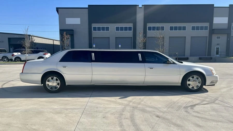 2006 Cadillac DTS - Image 2 of 15