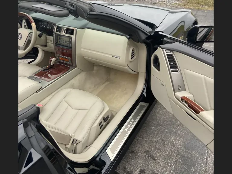 2006 Cadillac XLR - Image 22 of 31