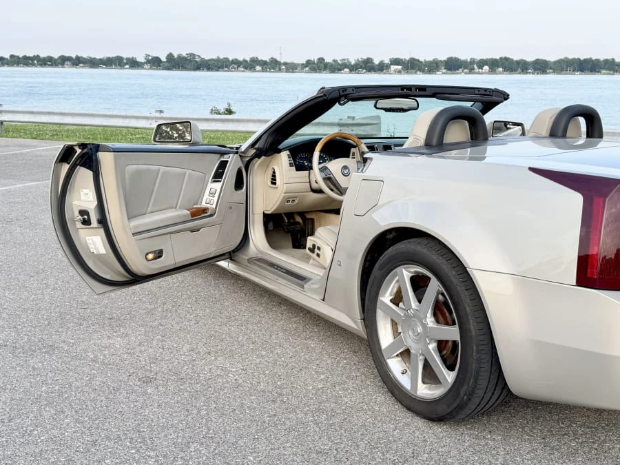 2006 Cadillac XLR - Image 24 of 26