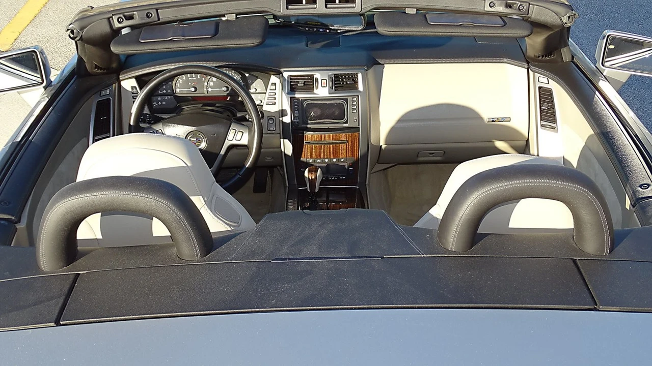 2006 Cadillac XLR-V - Image 18 of 21