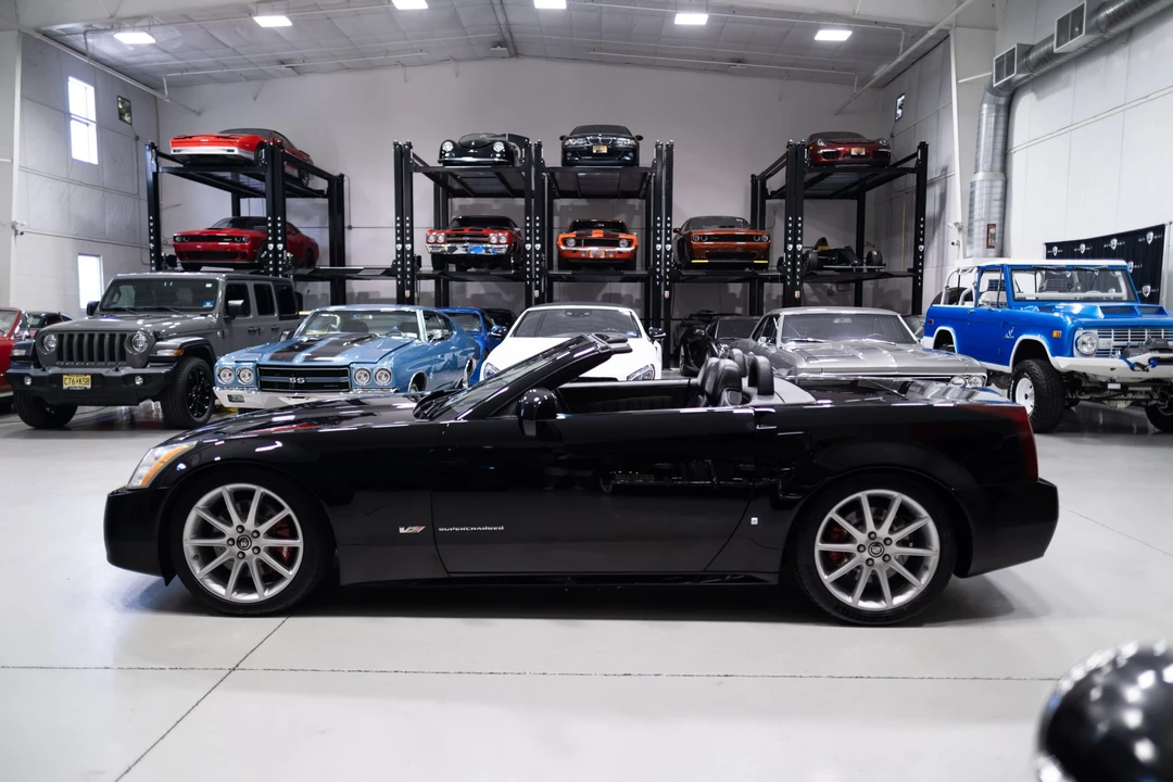 2006 Cadillac XLR-V - Image 17 of 31