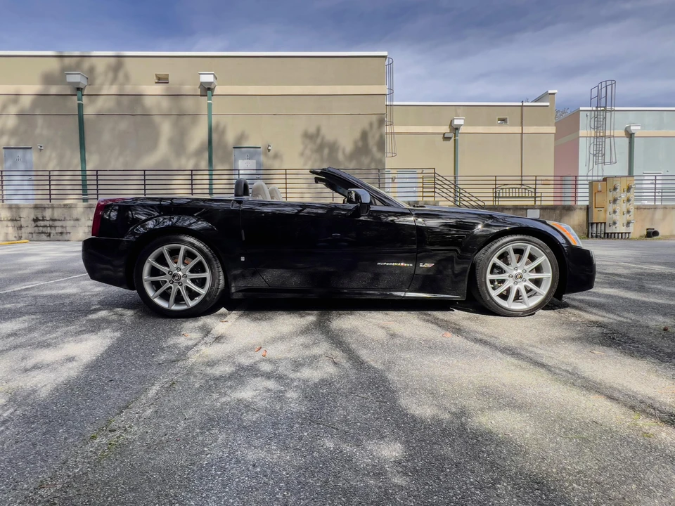 2006 Cadillac XLR-V - Image 16 of 31