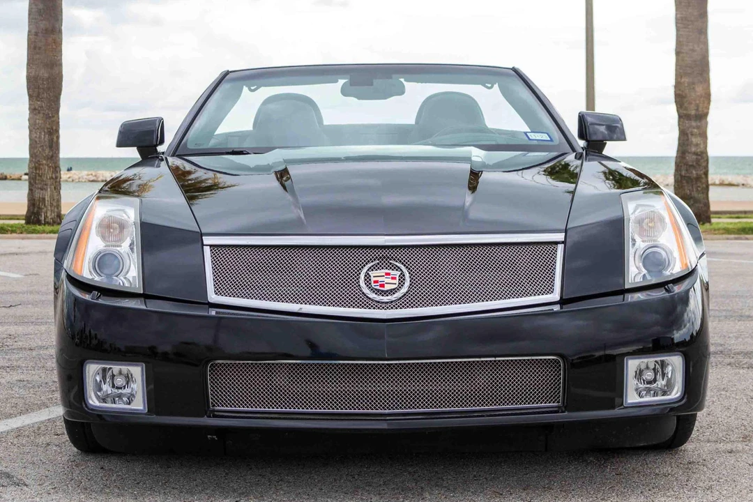 2006 Cadillac XLR-V - Image 2 of 31