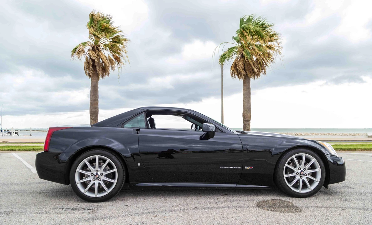 2006 Cadillac XLR-V - Image 14 of 31