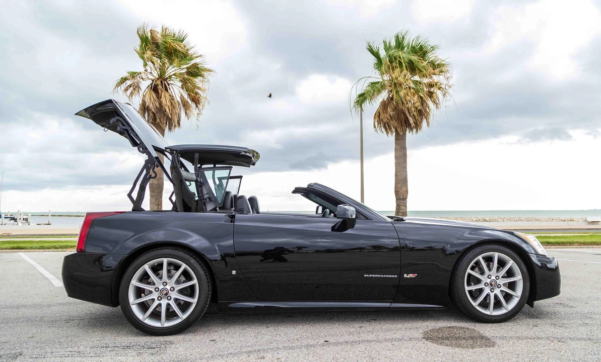 2006 Cadillac XLR-V - Image 18 of 31