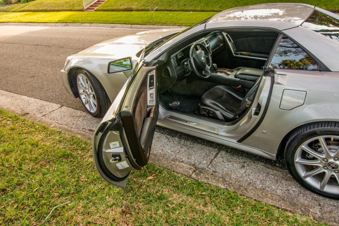 2006 Cadillac XLR-V - Image 15 of 31