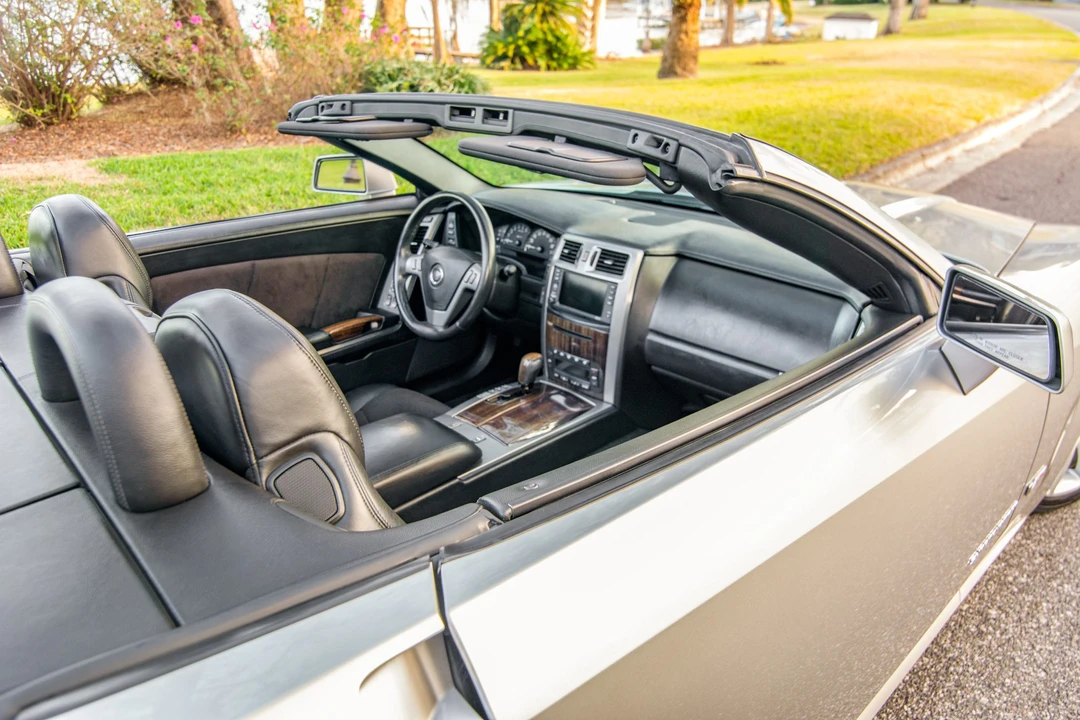 2006 Cadillac XLR-V - Image 20 of 31