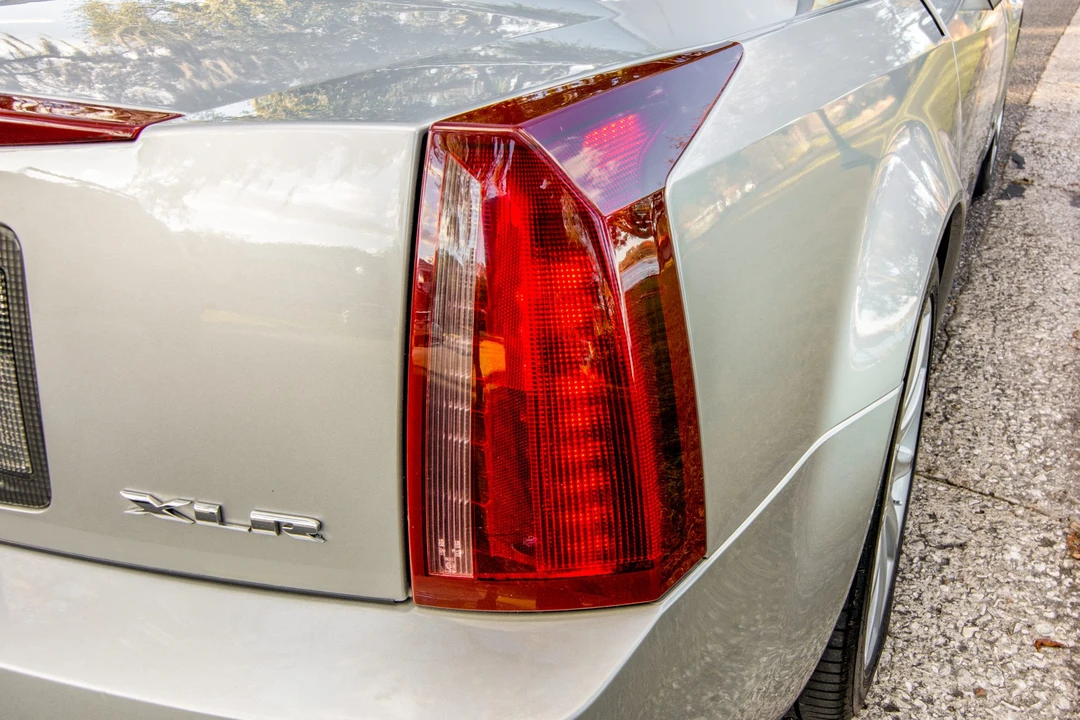 2006 Cadillac XLR-V - Image 28 of 31