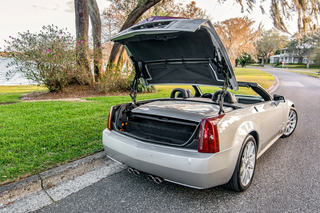 2006 Cadillac XLR-V - Image 18 of 31