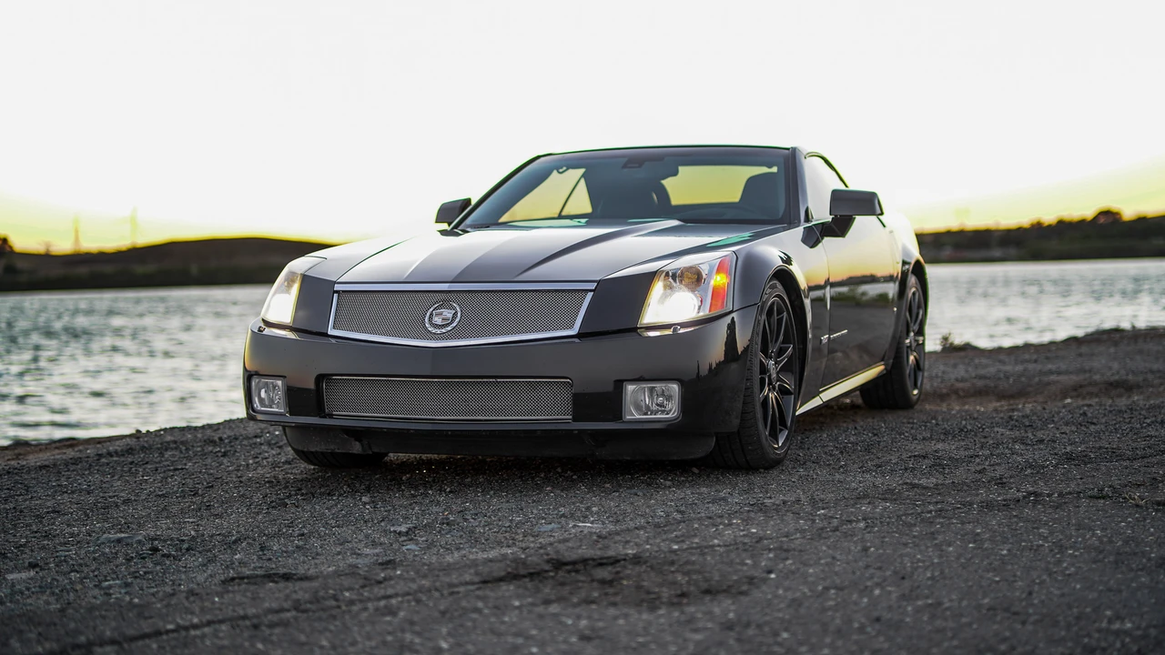 2006 Cadillac XLR-V - Image 2 of 31
