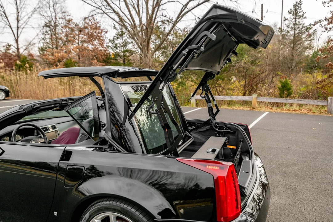 2006 Cadillac XLR-V - Image 18 of 31
