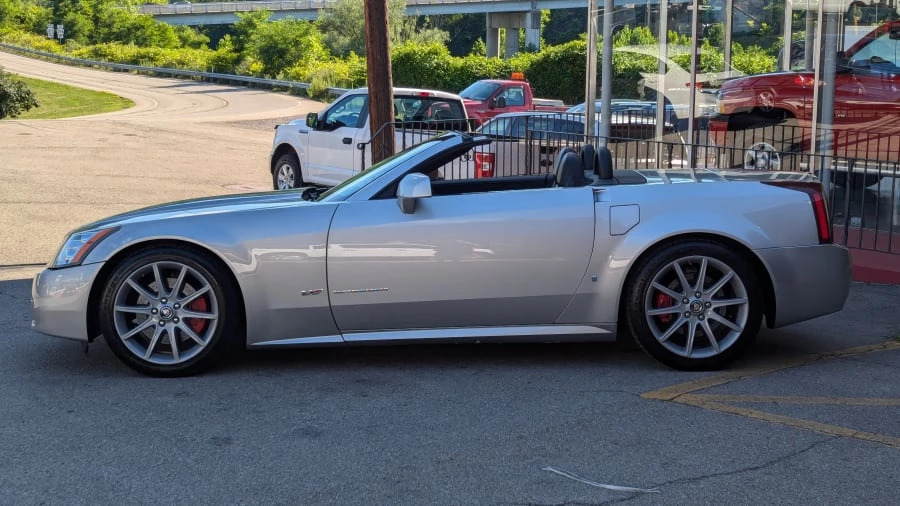 2006 Cadillac XLR-V - Image 2 of 31