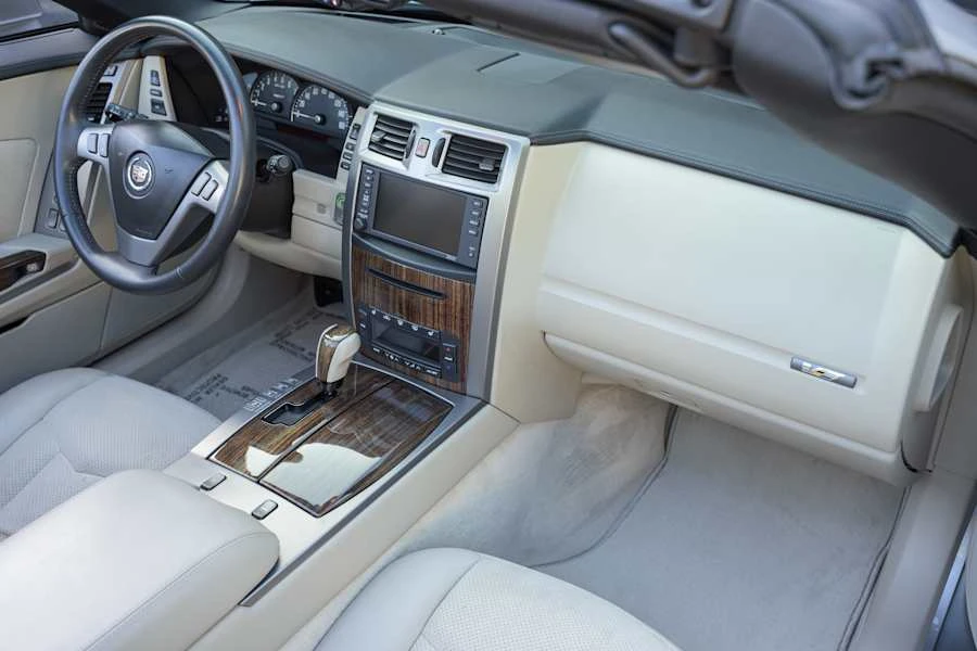 2006 Cadillac XLR-V - Image 28 of 31