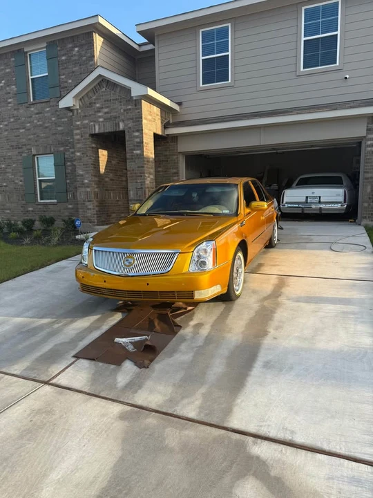 2006 Cadillac DTS - Image 2 of 4