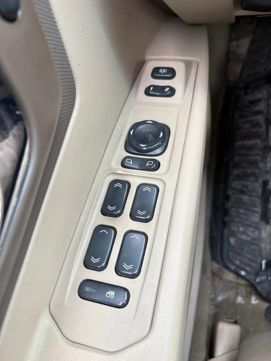 2006 Cadillac SRX - Image 15 of 15