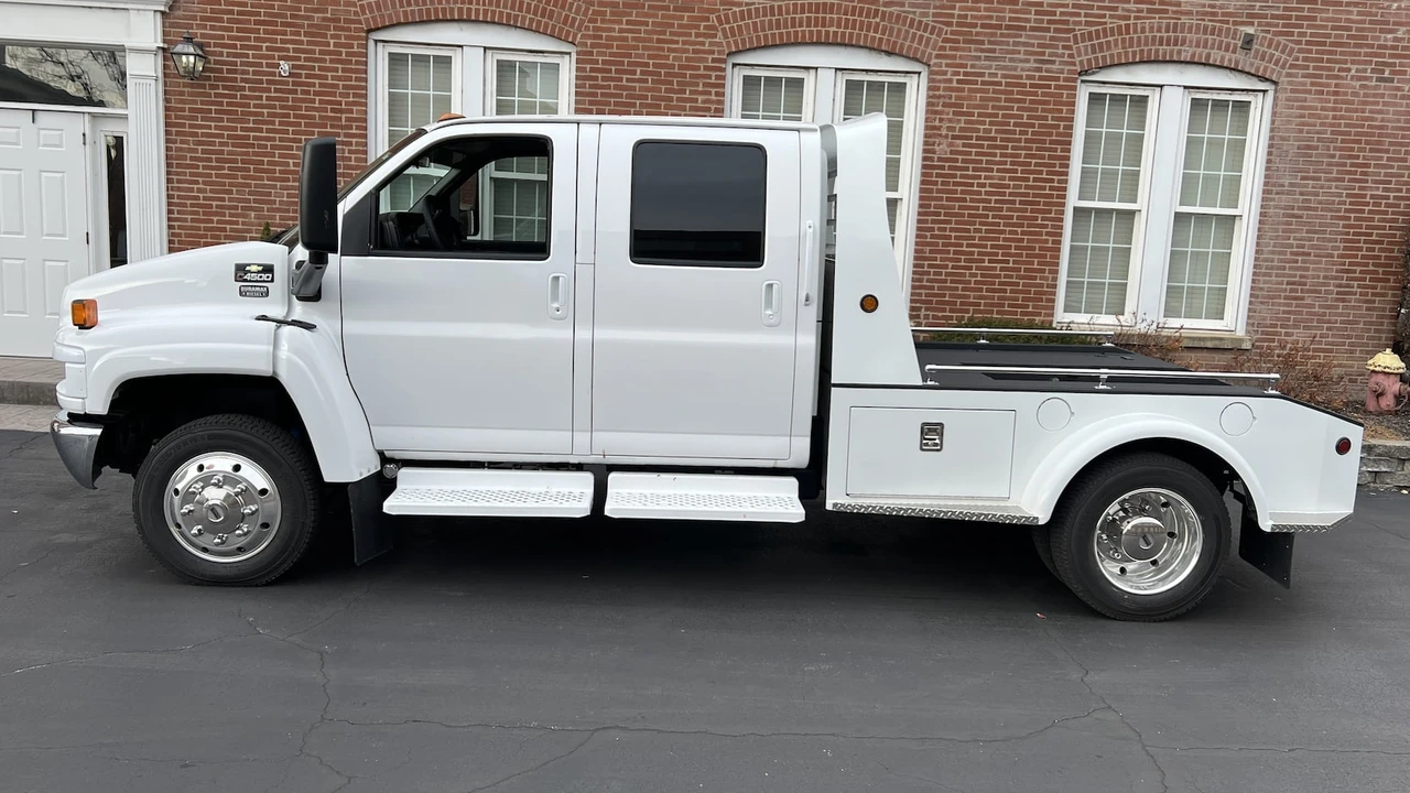 2006 Chevrolet Kodiak - Image 2 of 9