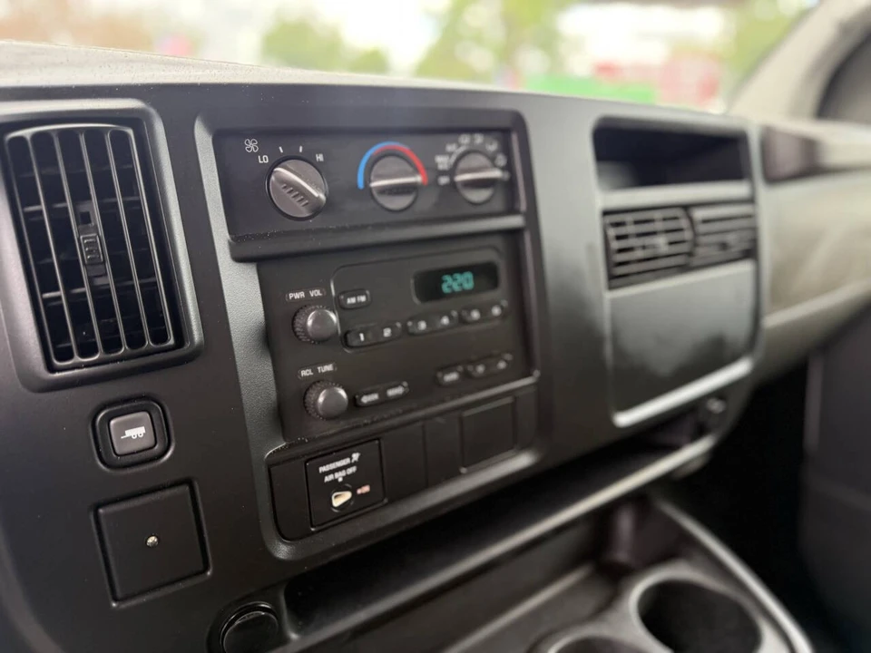 2006 Chevrolet Express - Image 15 of 21