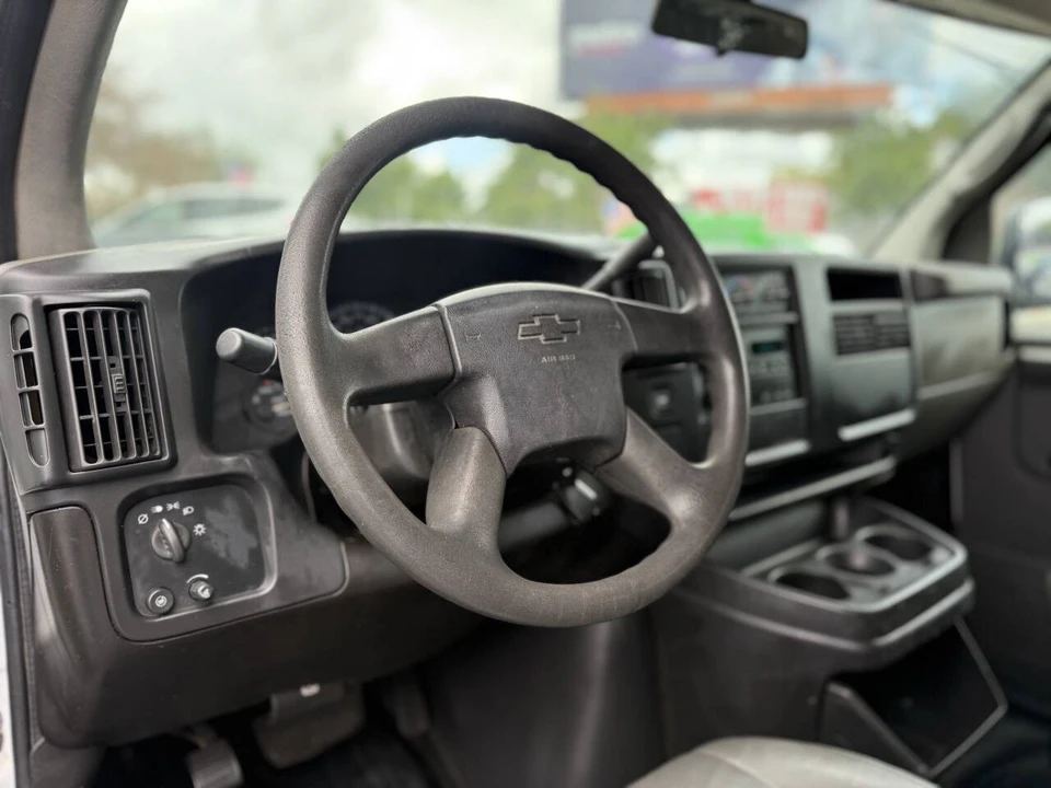 2006 Chevrolet Express - Image 13 of 21