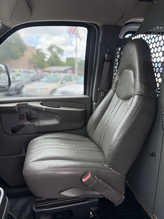 2006 Chevrolet Express - Image 16 of 21