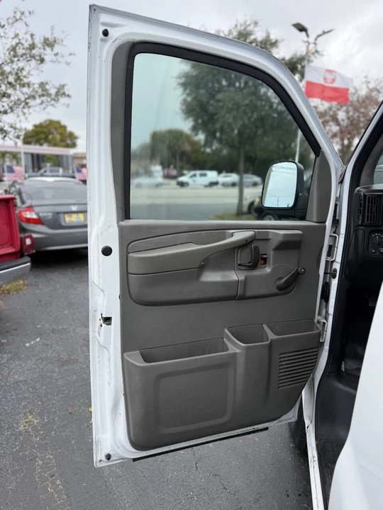 2006 Chevrolet Express - Image 14 of 21