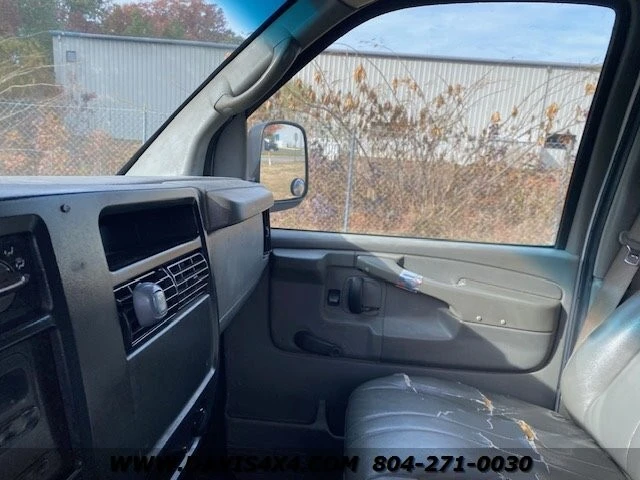 2006 Chevrolet Express - Image 10 of 12