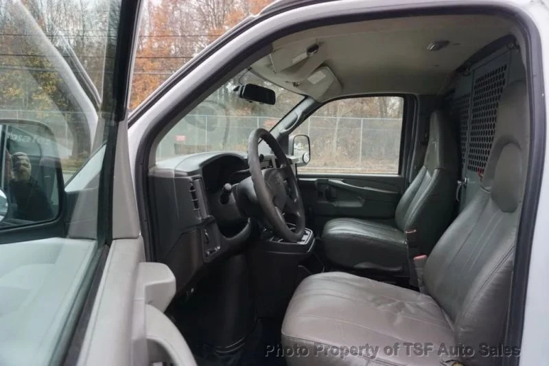 2006 Chevrolet Express - Image 10 of 12