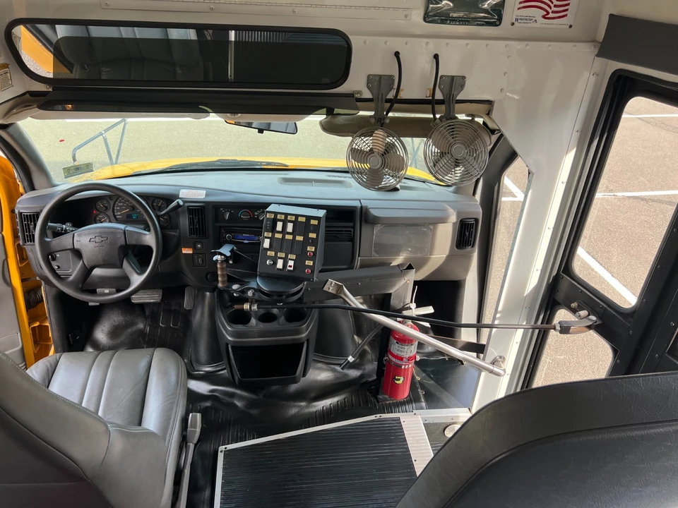 2006 Chevrolet Express - Image 17 of 21