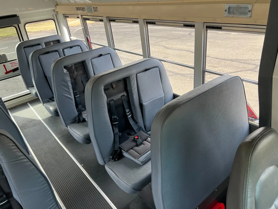 2006 Chevrolet Express - Image 16 of 21