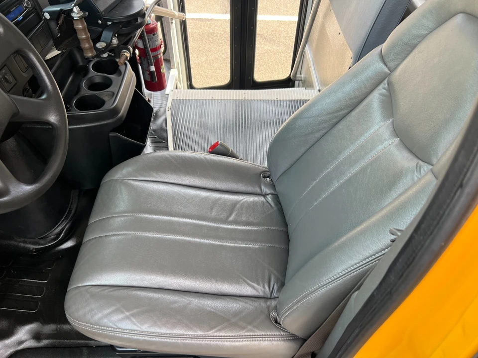 2006 Chevrolet Express - Image 11 of 21