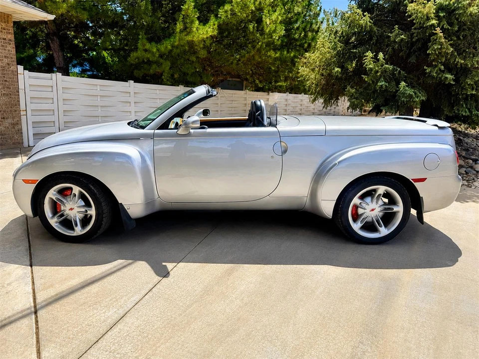 2006 Chevrolet SSR - Image 2 of 9