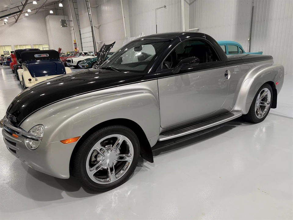 2006 Chevrolet SSR - Image 2 of 31