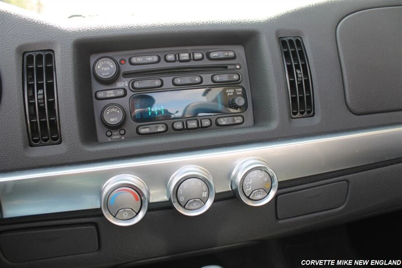 2006 Chevrolet SSR - Image 28 of 31
