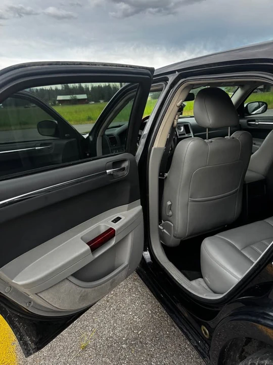 2006 Chrysler 300 (2005-2023) - Image 10 of 17