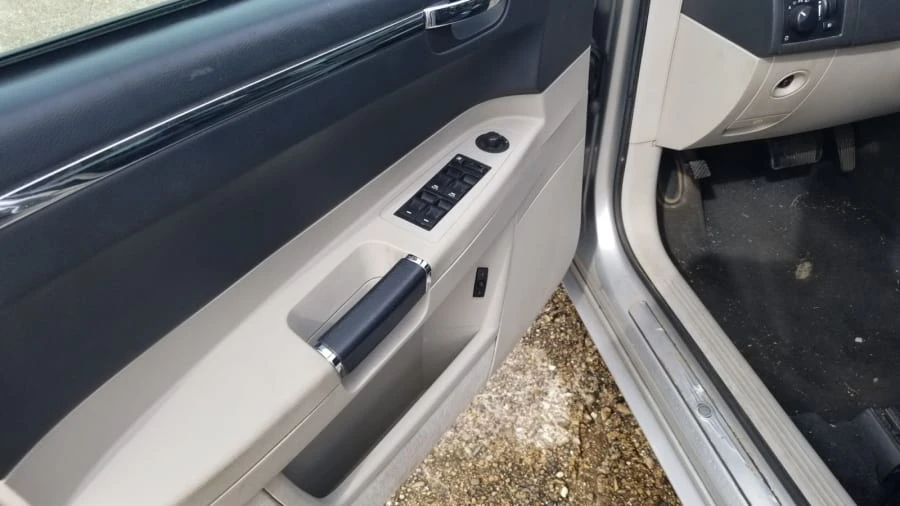2006 Chrysler 300 (2005-2023) - Image 4 of 13