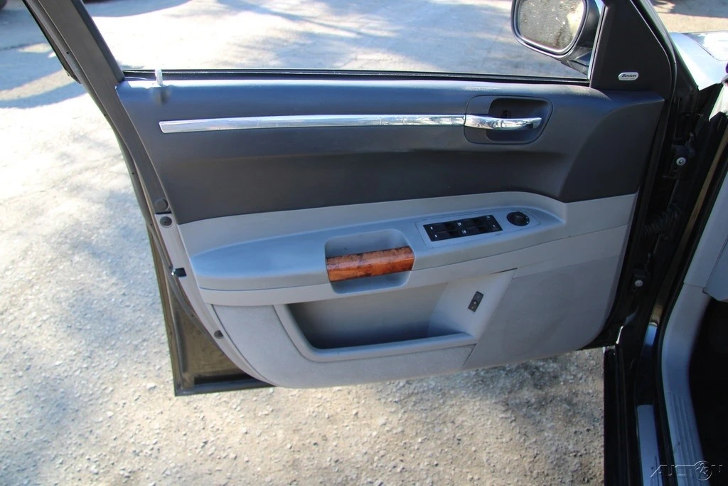 2006 Chrysler 300 (2005-2023) - Image 10 of 21