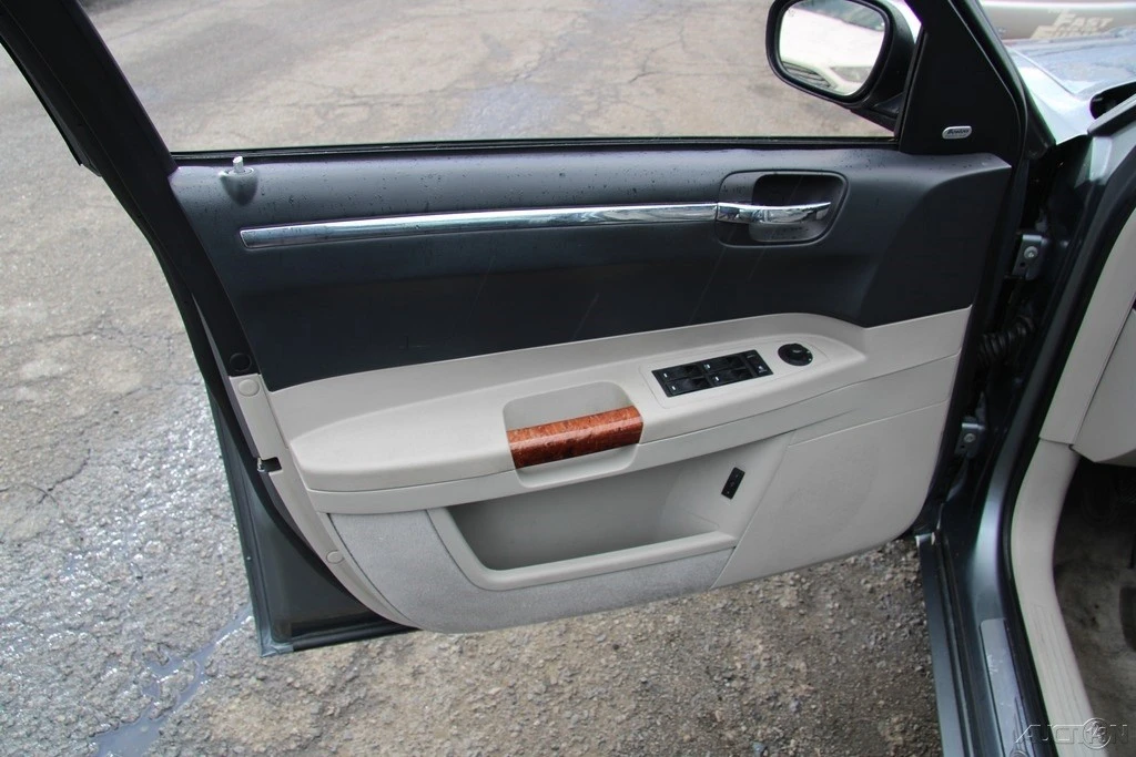 2006 Chrysler 300 (2005-2023) - Image 11 of 21