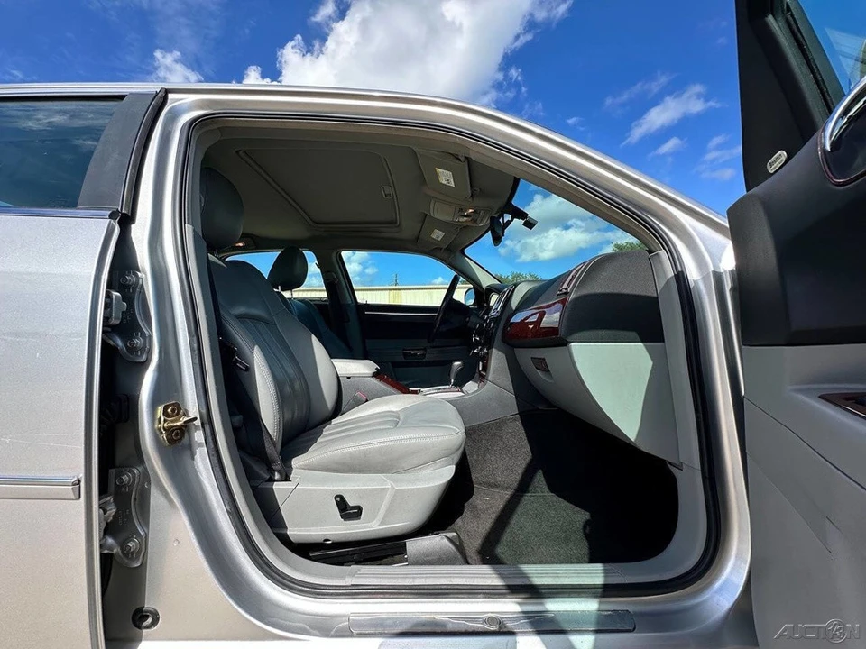 2006 Chrysler 300 (2005-2023) - Image 15 of 24