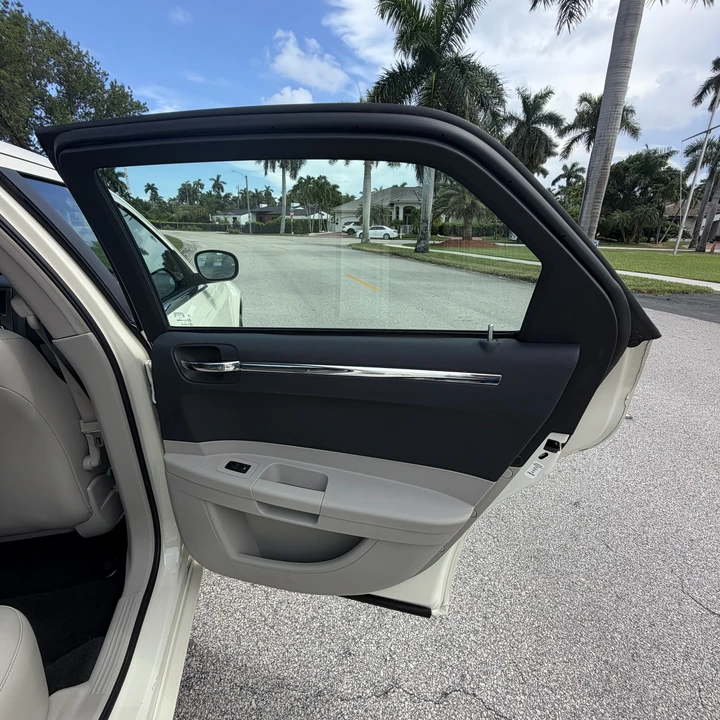 2006 Chrysler 300 (2005-2023) - Image 18 of 31